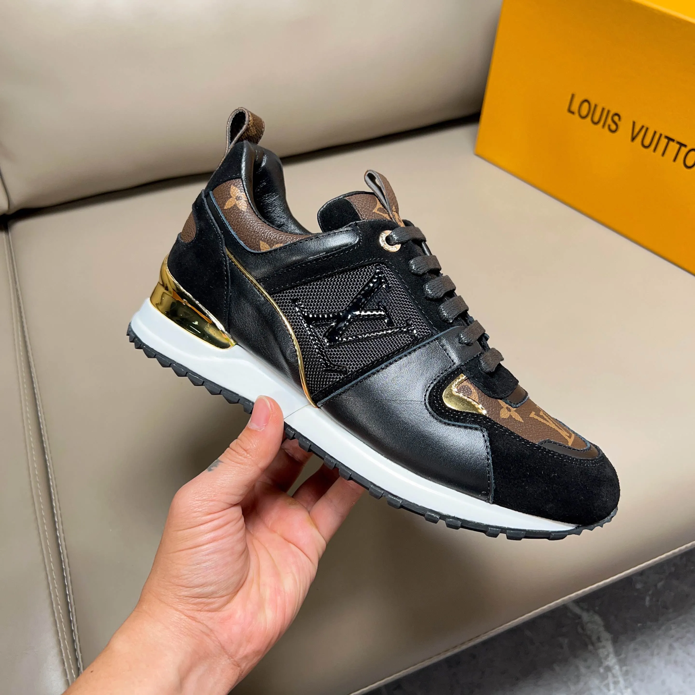 Factory price: 440💰【LV】Male and female couples model, sold simultaneously at counters, original classic 1:1 copy, original designer design, imported calf + sheepskin lining, L gold unique design on both sides, fashionable and trendy. 🔍🔍Original quality @ No pressure to enter and leave the counter at will, the original replica outsole is suitable for all kinds of travel, making it worth owning. Welcome all sellers to sell in the picture above. We can send one piece on behalf of you. Male size: 38-44 (can be customized to 45 sizes), female size: 35-39 (can be customized to 40 sizes)